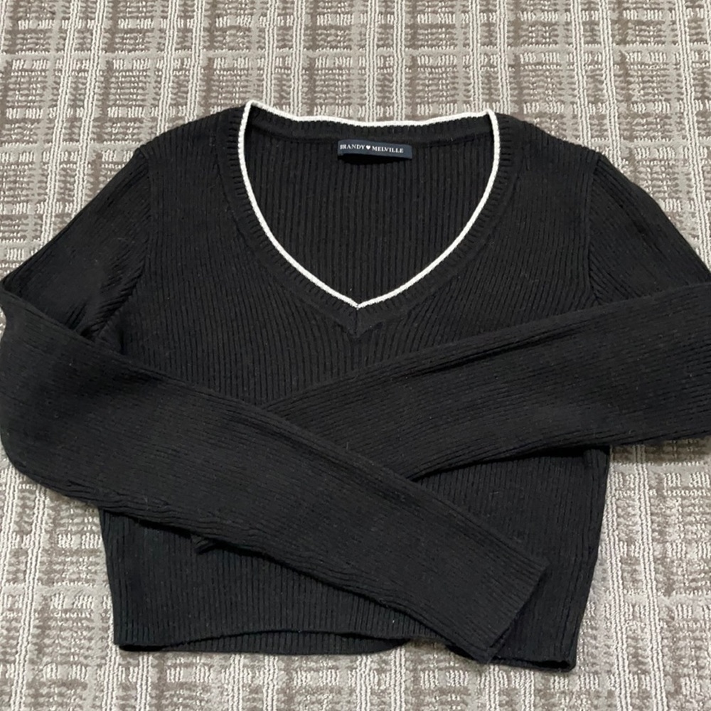 COPY - BRANDY MELVILLE TIGHT RIBBED CROP V NECK SWEATER